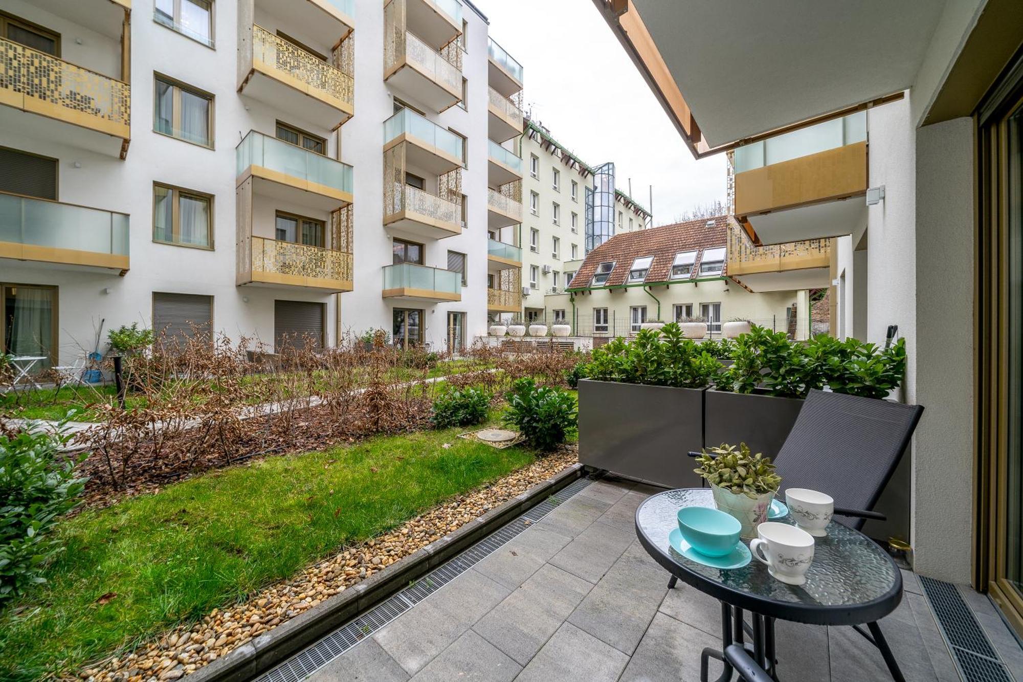 Budapest Magic Garden In Downtown Exterior photo